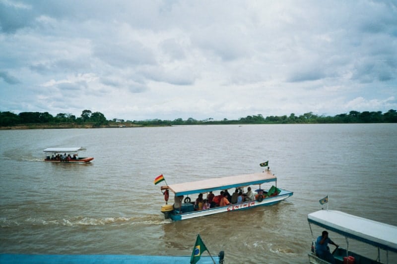 Lanchas de transporte público que cruzan el río Mamoré, uniendo las ciudades fronterizas de Guayaramerín, Bolivia y Guajaramirin, Brasil.