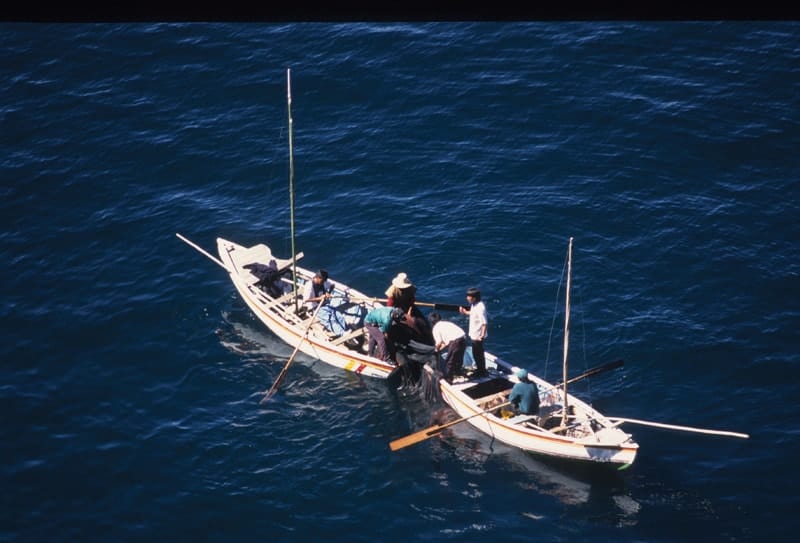 Pescadores recogiendo sus redes cerca a la isla del Sol. Foto: Tony Suarez.