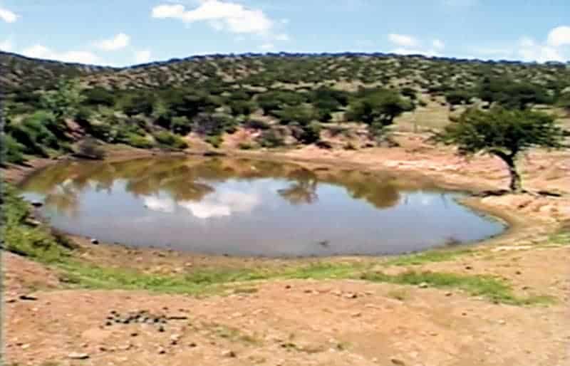 Perforación de pozas para acumular agua para el ganado.