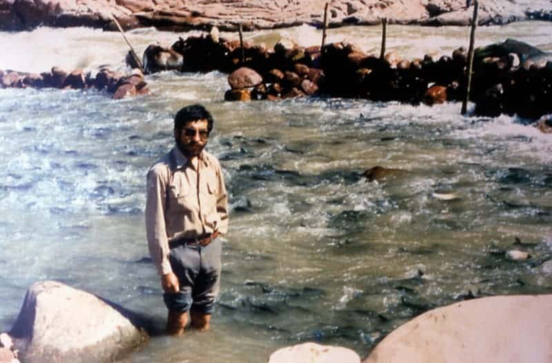 Lic. Raúl Salas. Experto en pesca y piscicultura. Trampa en el Pilcomayo. Tarija.