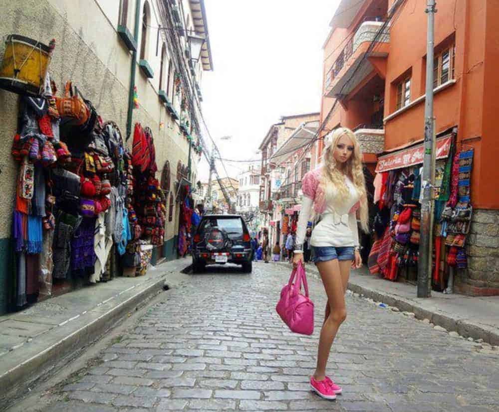 Calle Sagarnaga, uno de los lugares favoritos de los turistas para comprar todo tipo de prendas de alpacas, vicuñas y llamas; además de muchos de suveniers coloridos y exóticos.